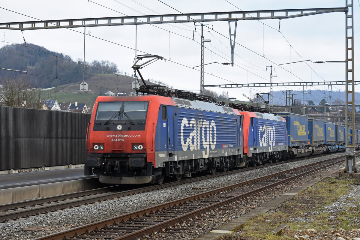 Doppeltraktion, mit den Loks 474 016-3 und 474 002-3, durchfährt den Bahnhof Gelterkinden. Die Aufnahme stammt vom 02.02.2019.