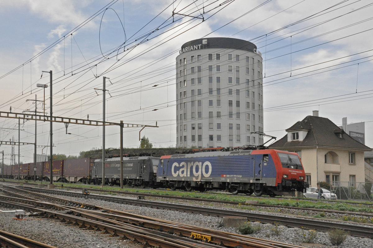 Doppeltraktion, mit den Loks 474 016-3 und 189 107-6, durchfährt den Bahnhof Pratteln. Die Aufnahme stammt vom 22.10.2019.