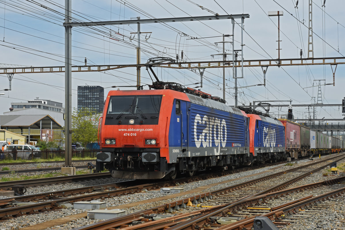 Doppeltraktion, mit den Loks 474 016-3 und 474 017-1, durchfährt den Bahnhof Pratteln. Die Aufnahme stammt vom 21.04.2020.