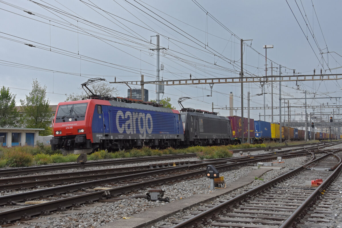 Doppeltraktion, mit den Loks 474 016-3 und 189 989-7 durchfährt am 14.09.2022 den Bahnhof Pratteln.
