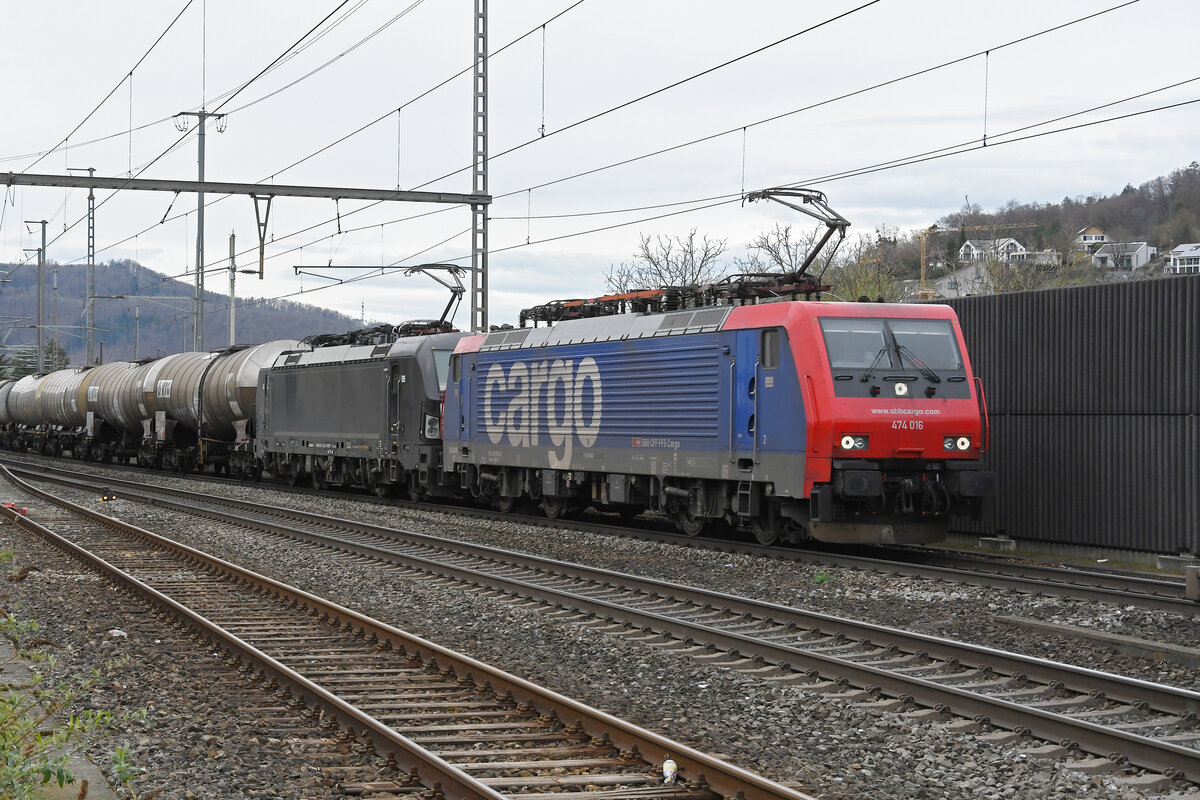 Doppeltraktion, mit den Loks 474 016-3 und 193 653-3 durchfährt am 26.02.2024 den Bahnhof Gelterkinden.