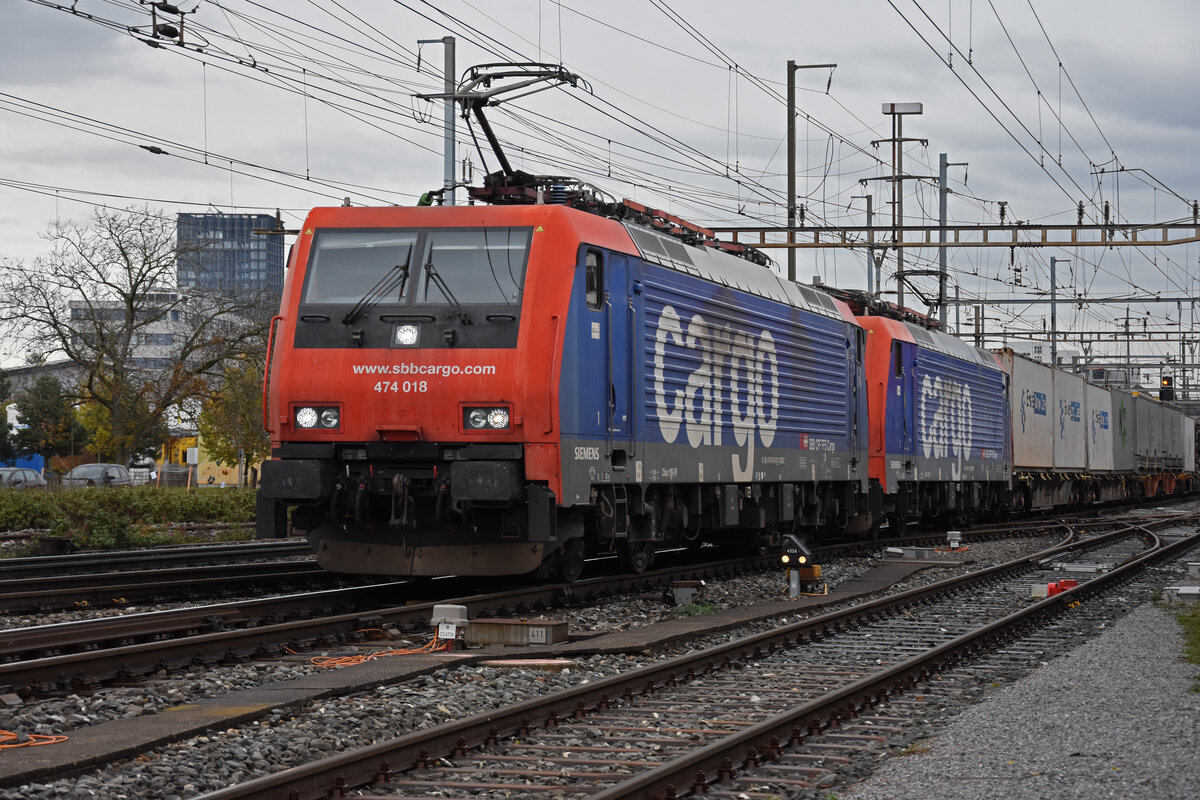 Doppeltraktion, mit den Loks 474 018-9 und 474 012-2 durchfährt den Bahnhof Pratteln. Die Aufnahme stammt vom 03.11.2021.