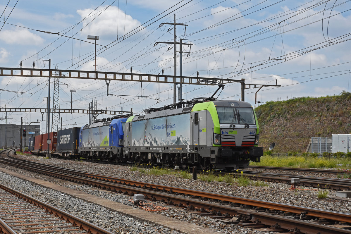 Doppeltraktion, mit den Loks 475 402-4 und 193 497-5 durchfährt den Bahnhof Pratteln. Die Aufnahme stammt vom 26.05.2020.