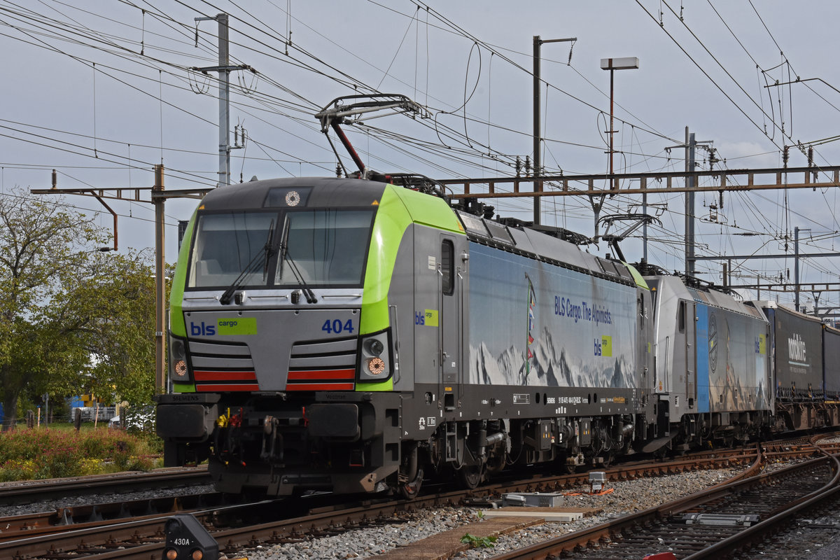 Doppeltraktion, mit den Loks 475 404-0 und 186 103-8, durchfährt den Bahnhof Pratteln. Die Aufnahme stammt vom 24.09.2020.