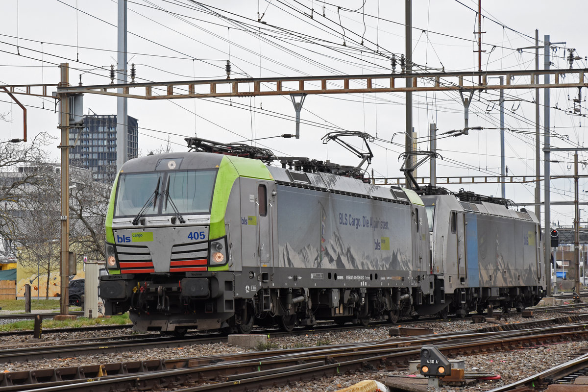 Doppeltraktion, mit den Loks 475 405-7 und 186 105-3, durchfährt den Bahnhof Pratteln. Die Aufnahme stammt vom 06.03.2019.
