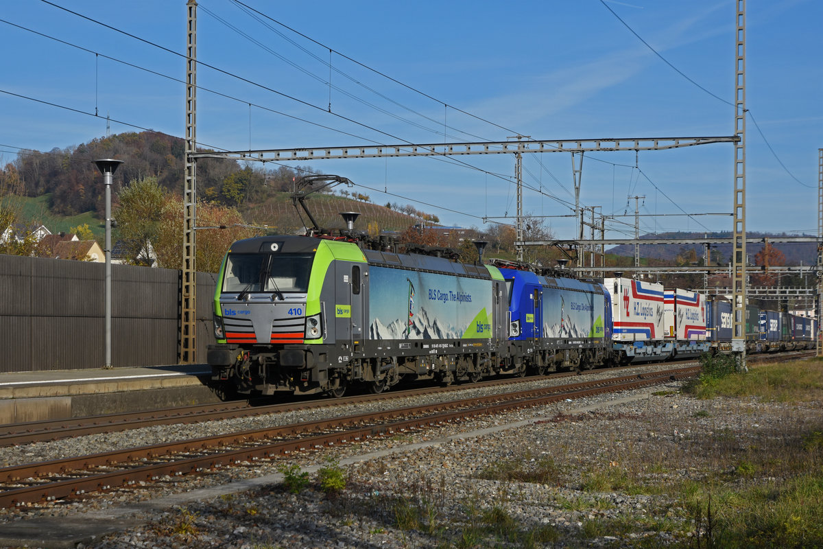 Doppeltraktion, mit den Loks 475 410-7 und 193 495-9 durchfährt den Bahnhof Gelterkinden. Die Aufnahme stammt vom 13.11.2020.