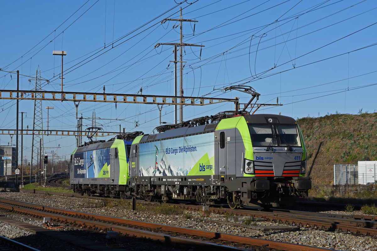 Doppeltraktion, mit den Loks 475 411-5 und 485 018-6, durchfährt den Bahnhof Pratteln. Die Aufnahme stammt vom 18.11.2020.