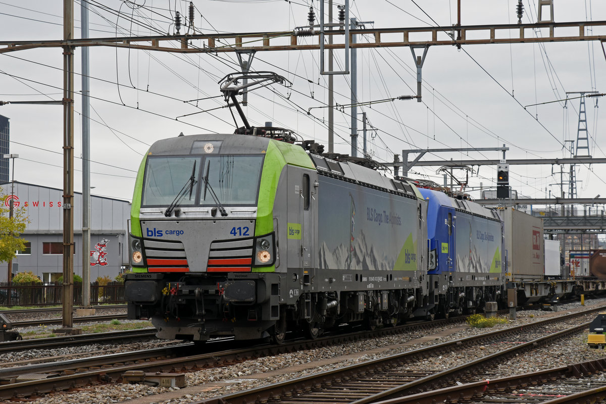 Doppeltraktion, mit den Loks 475 412-3 und 193 494-2, durchfährt den Bahnhof Pratteln. Die Aufnahme stammt vom 24.10.2018.