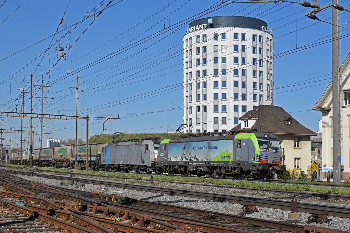 Doppeltraktion, mit den Loks 475 412-3 und 186 106-1 der BLS durchfährt den Bahnhof Pratteln. Die Aufnahme stammt vom 24.03.2020.