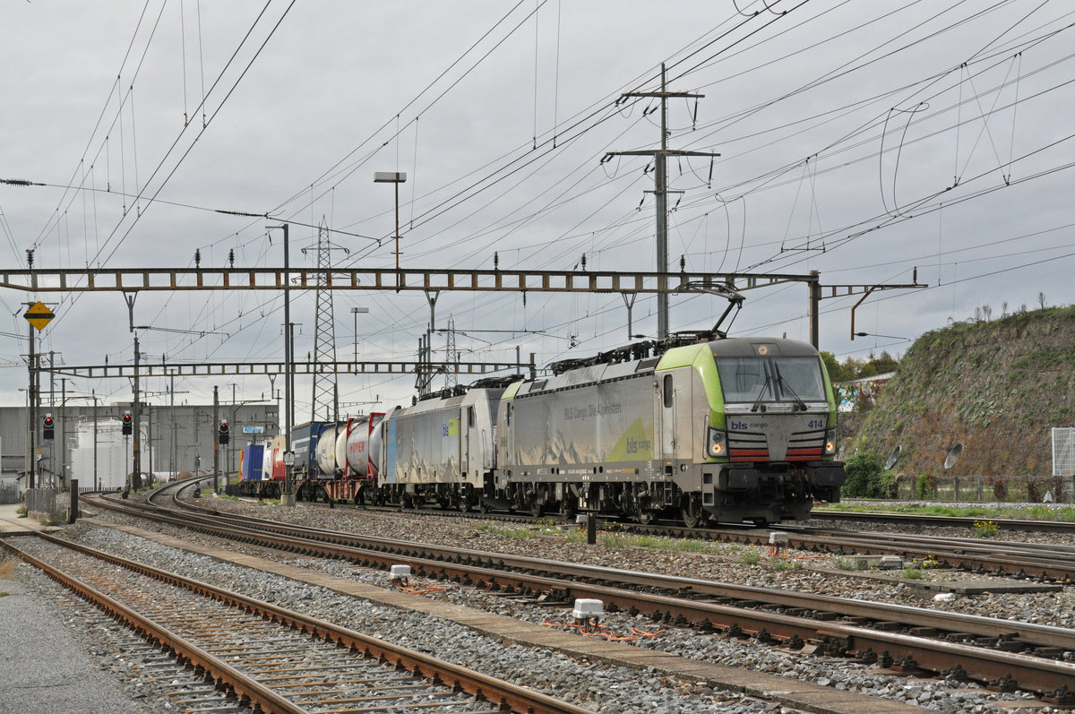 Doppeltraktion, mit den Loks 475 414-9 und 186 105-3, durchfährt den Bahnhof Pratteln. Die Aufnahme stammt vom 24.10.2019.