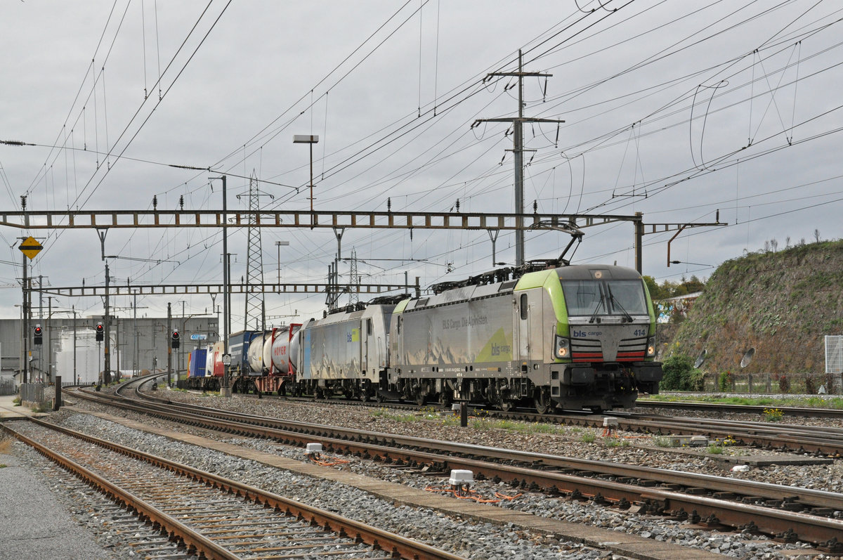 Doppeltraktion, mit den Loks 475 414-9 und 186 105-3, durchfährt den Bahnhof Pratteln. Die Aufnahme stammt vom 24.10.2019.