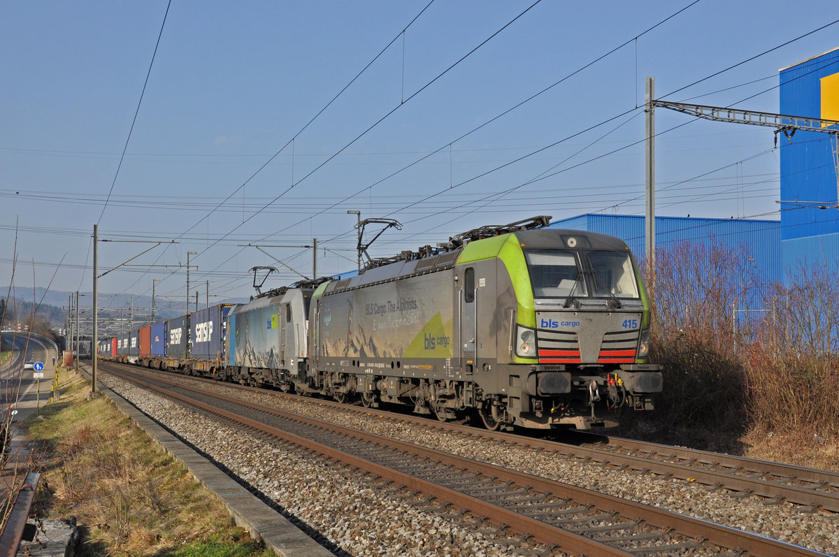 Doppeltraktion, mit den Loks 475 415-6 und 186 105-3, fährt Richtung Bahnhof Itingen. Die Aufnahme stammt vom 25.01.2020.