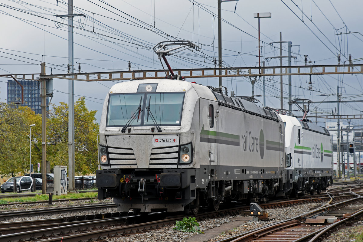 Doppeltraktion, mit den Loks 476 454-4 und 476 457-7, durchfährt den Bahnhof Pratteln. Die Aufnahme stammt vom 29.10.2018.