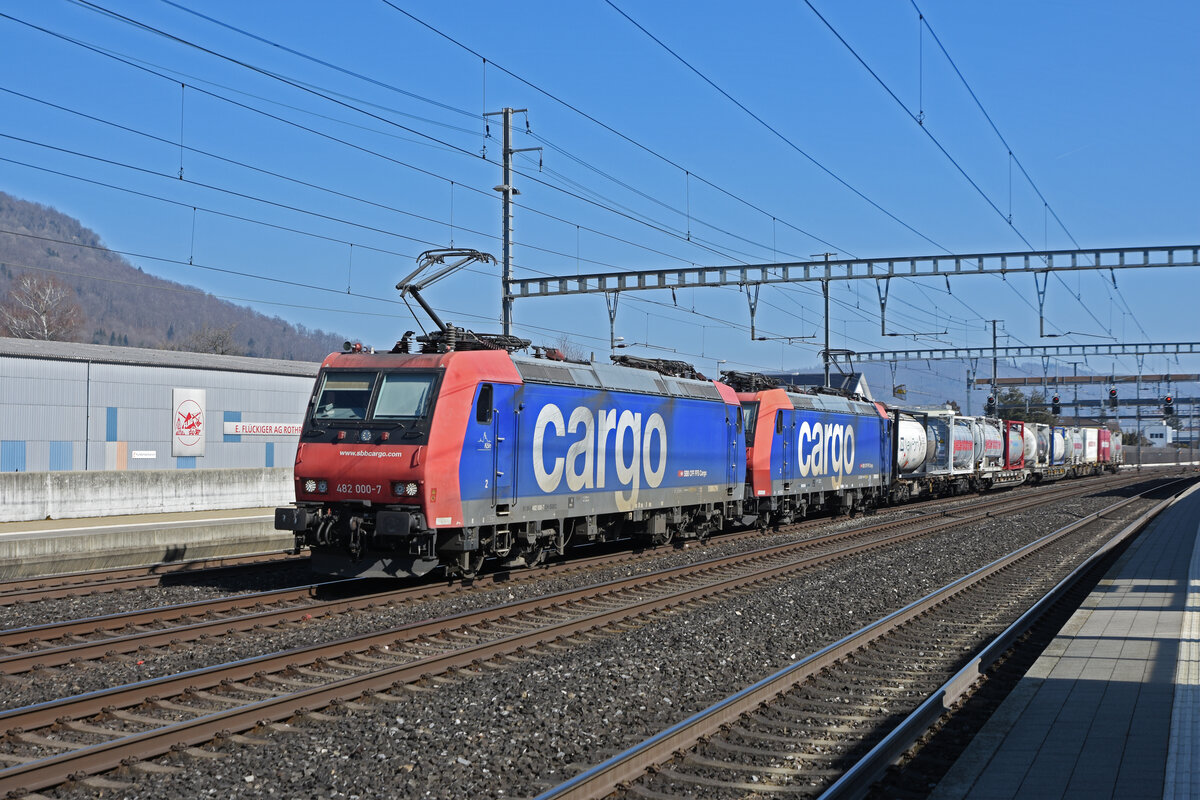 Doppeltraktion, mit den Loks 482 000-7 und 482 029-6 durchfährt den Bahnhof Rothrist. Die Aufnahme stammt vom 10.03.2022.