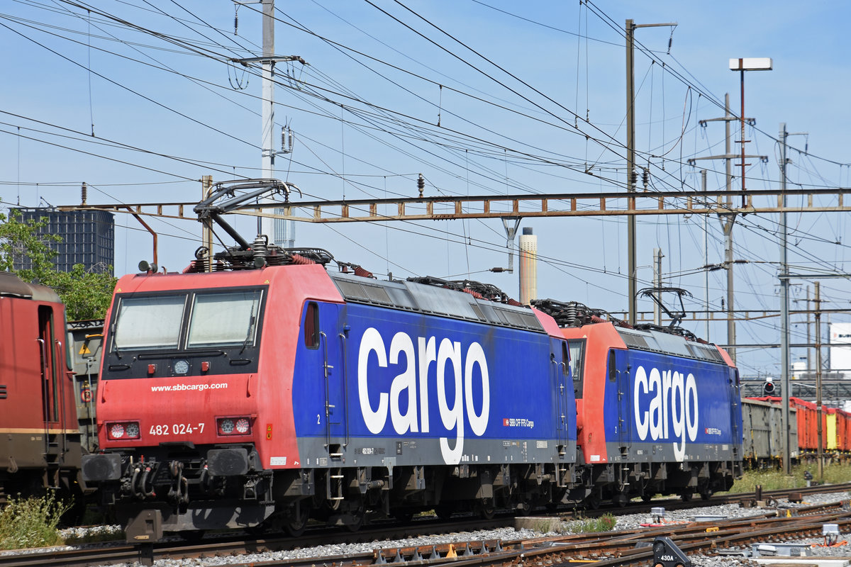 Doppeltraktion, mit den Loks 482 016-3 und 482 024-7, durchfährt den Bahnhof Pratteln. Die Aufnahme stammt vom 22.07.2019.