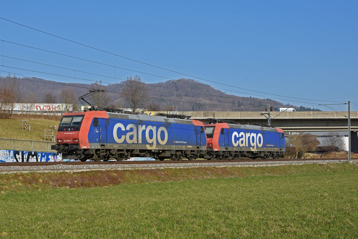 Doppeltraktion, mit den Loks 482 025-4 und 482 000-7 fährt Richtung Bahnhof Sissach. Die Aufnahme stammt vom 01.03.2021.