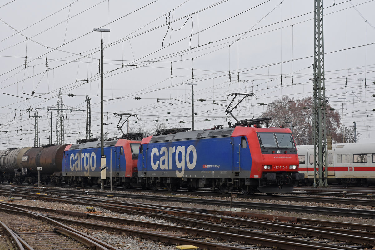 Doppeltraktion, mit den Loks 482 030-4 und 482 010-6 durchfahren den badischen Bahnhof. Die Aufnahme stammt vom 11.01.2019.