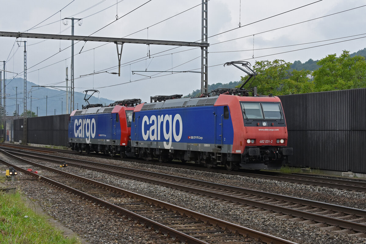 Doppeltraktion, mit den Loks 482 031-2 und 482 017-1 durchfährt den Bahnhof Gelterkinden. Die Aufnahme stammt vom 17.08.2021.