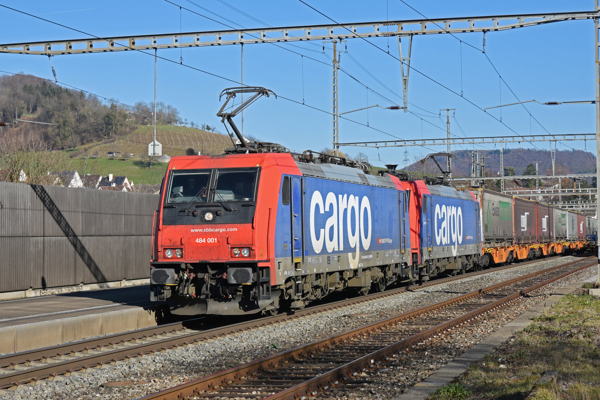 Doppeltraktion, mit den Loks 484 001-3 und 484 021-1 durchfährt den Bahnhof Gelterkinden. Die Aufnahme stammt vom 07.02.2020.