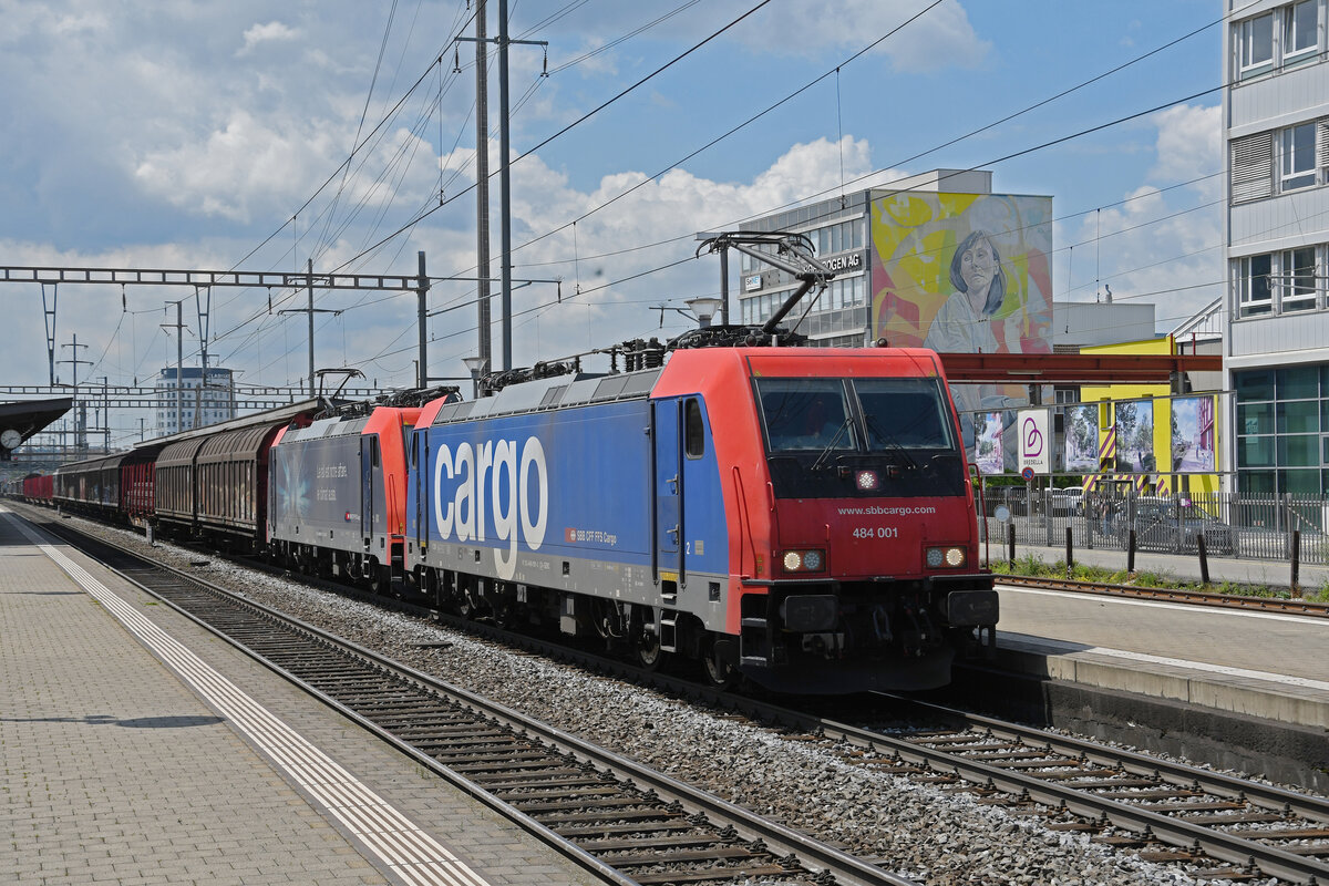 Doppeltraktion, mit den Loks 484 001-3 und 484 011-2 durchfährt am 24.06.2024 den Bahnhof Pratteln.