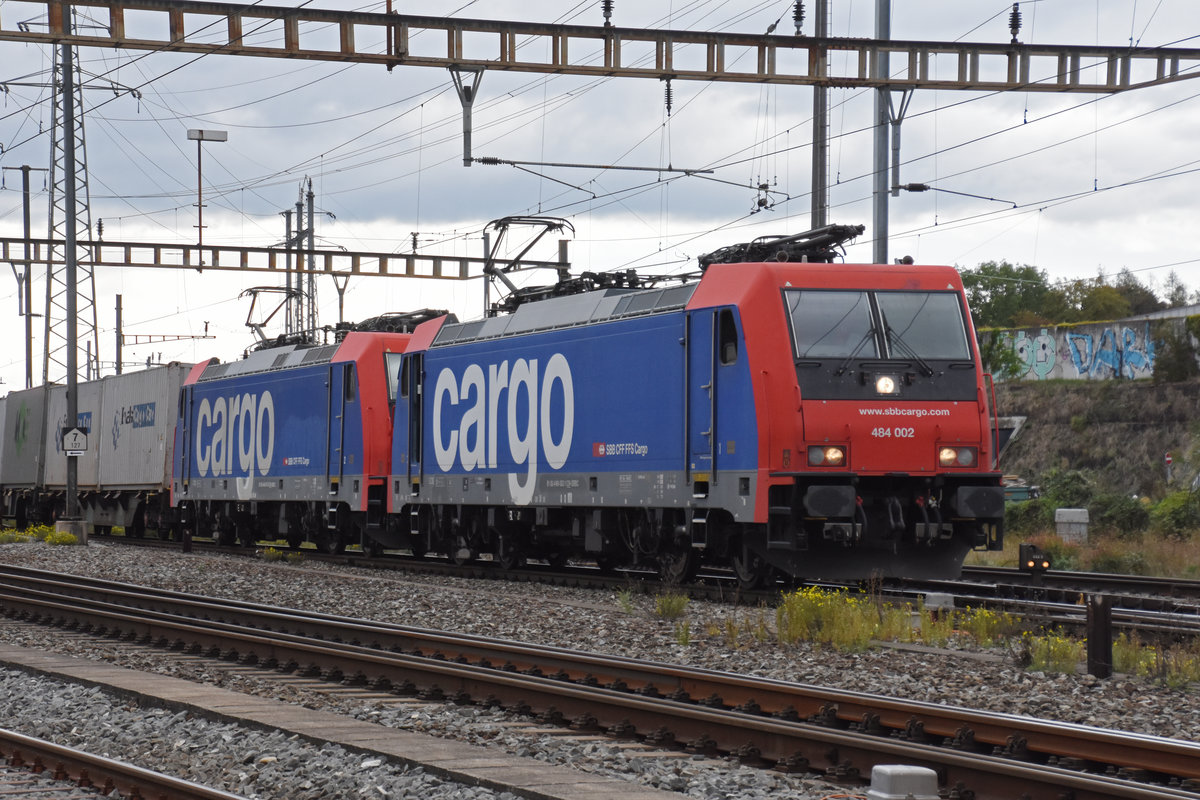 Doppeltraktion, mit den Loks 484 002-1 und 484 013-8, durchfährt den Bahnhof Pratteln. Die Aufnahme stammt vom 28.09.2020.