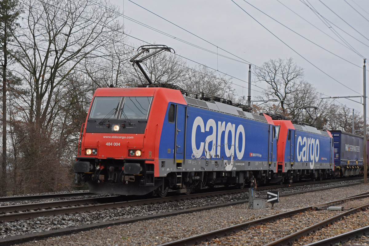 Doppeltraktion, mit den Loks 484 004-7 und 484 008-8 fährt Richtung Bahnhof Kaiseraugst. Die Aufnahme stammt vom 10.12.2020.