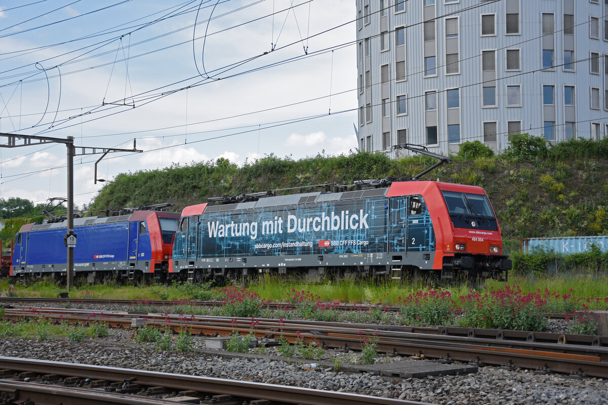 Doppeltraktion, mit den Loks 484 004-7 und 484 016-1 durchfährt am 22.05.2023 den Bahnhof Pratteln.