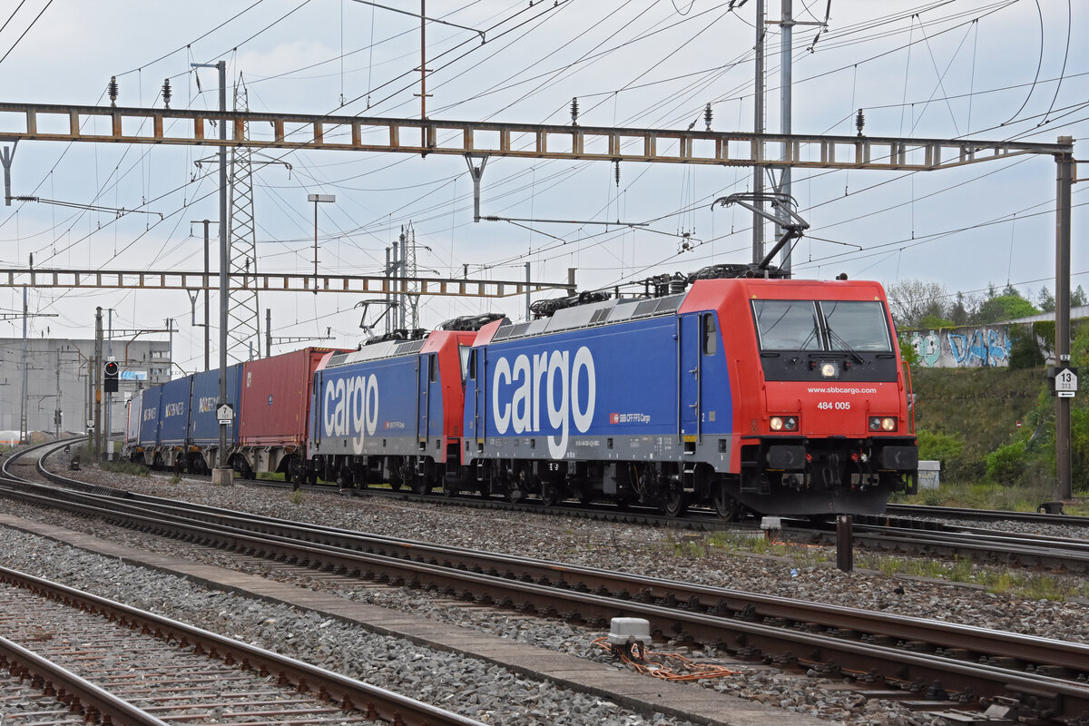 Doppeltraktion, mit den Loks 484 005-4 und 484 007-0 durchfährt den Bahnhof Pratteln. Die Aufnahme stammt vom 28.04.2021.