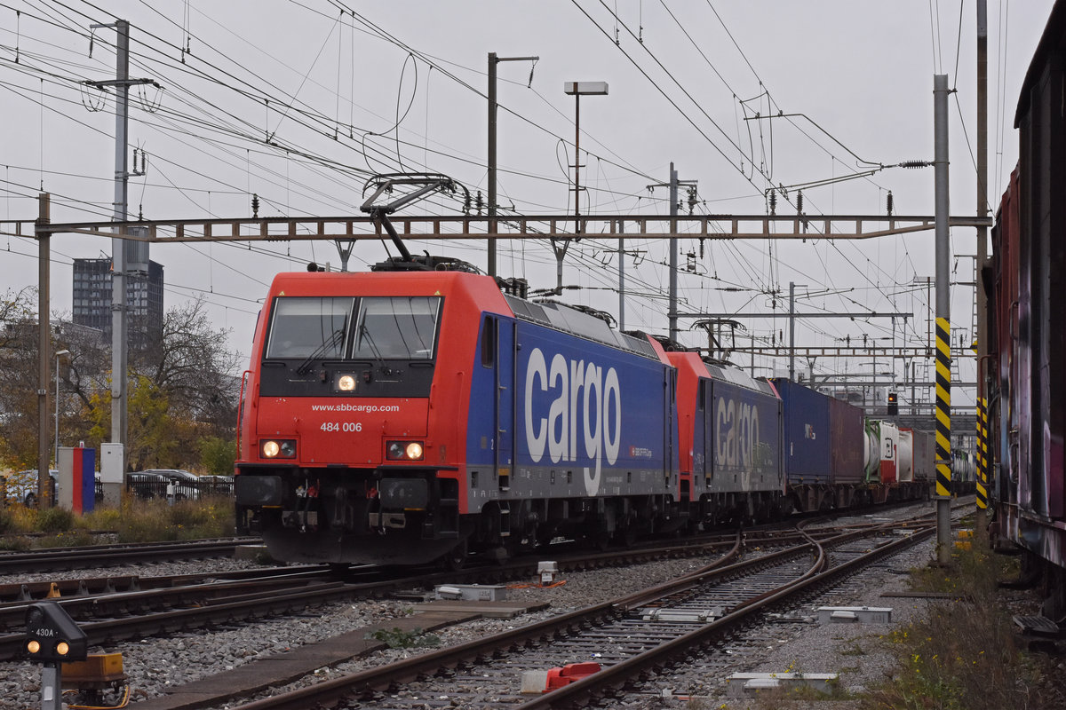 Doppeltraktion, mit den Loks 484 006-2 und 484 016-1 durchfährt den Bahnhof Pratteln. Die Aufnahme stammt vom 04.11.2020.