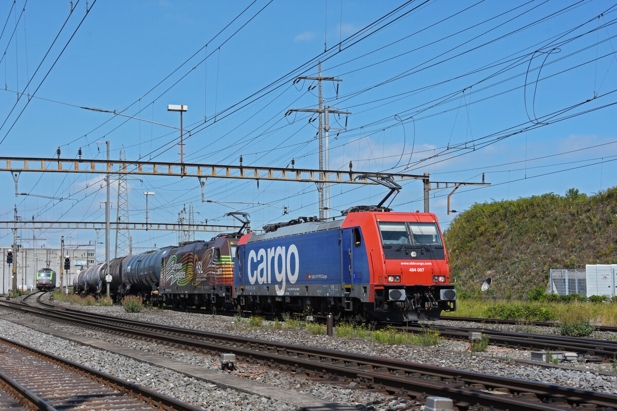 Doppeltraktion, mit den Loks 484 007-0 und 185 602-0 durchfährt den Bahnhof Pratteln. Die Aufnahme stammt vom 13.06.2022.