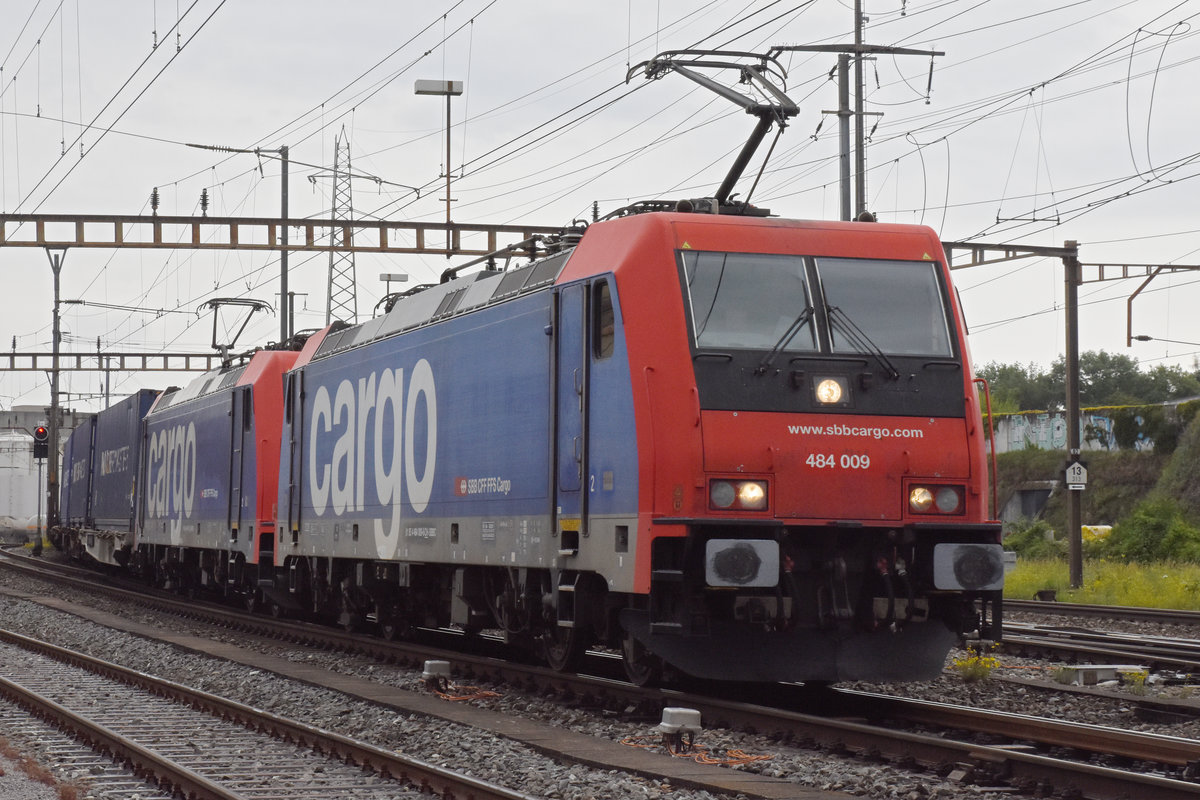 Doppeltraktion, mit den Loks 484 009-6 und 484 018-7, durchfährt den Bahnhof Pratteln. Die Aufnahme stammt vom 09.06.2020.