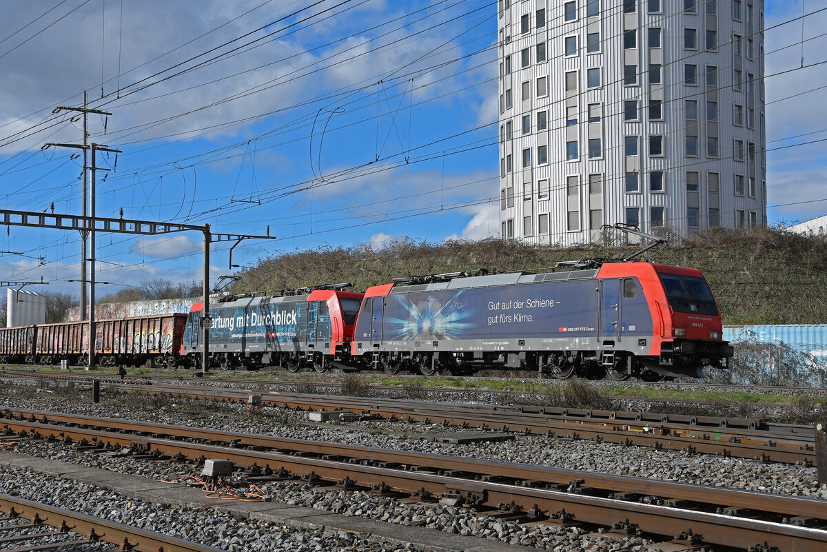 Doppeltraktion, mit den Loks 484 011-2 und 484 004-7 durchfährt am 23.02.2024 den Bahnhof Pratteln.