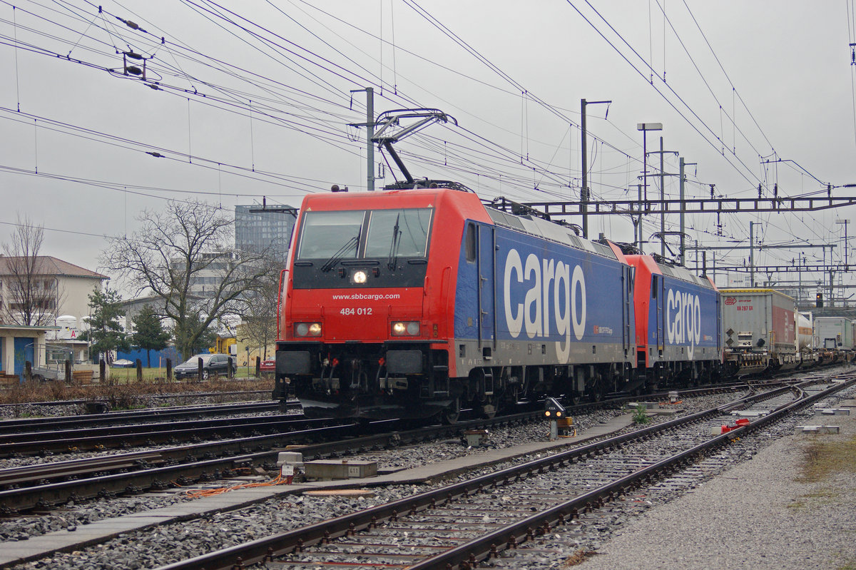 Doppeltraktion, mit den Loks 484 012-0 und 484 009-6 durchfährt den Bahnhof Pratteln. Die Aufnahme stammt vom 14.03.2021.