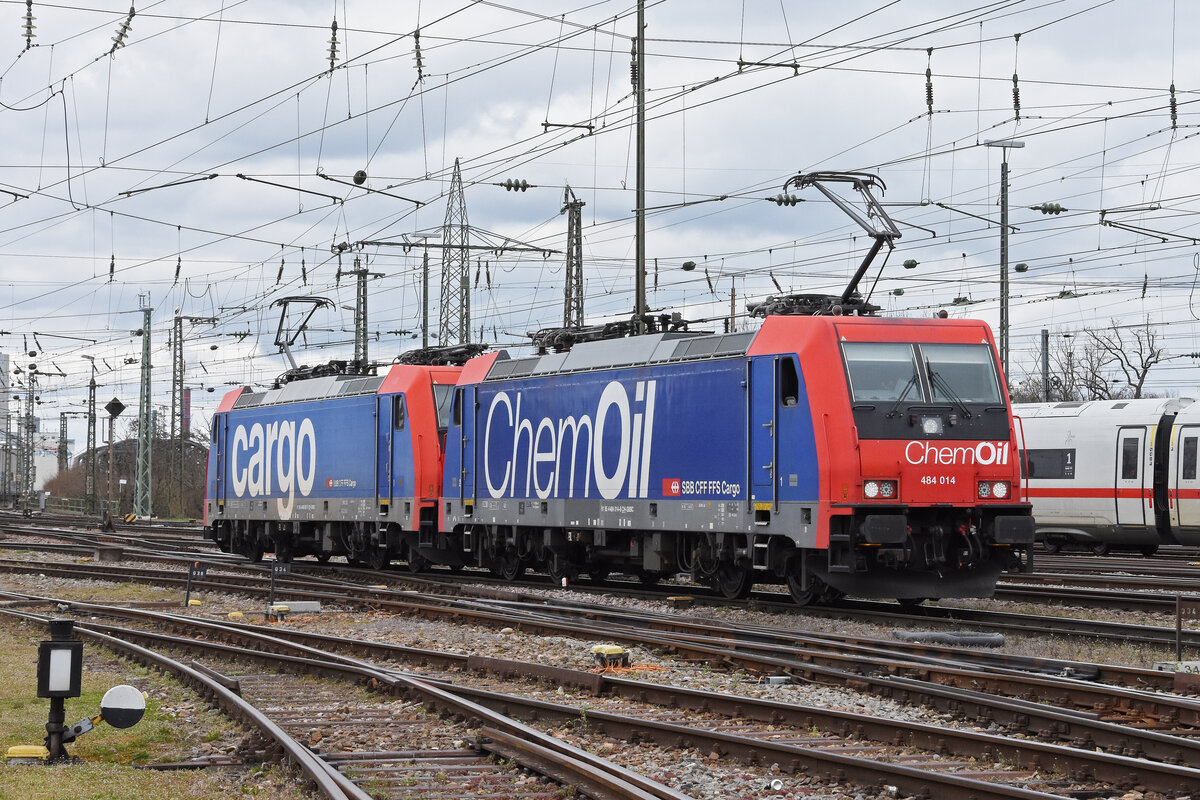 Doppeltraktion, mit den Loks 484 014-6 und 484 007-0 durchfährt am 20.03.2023 solo den badischen Bahnhof.