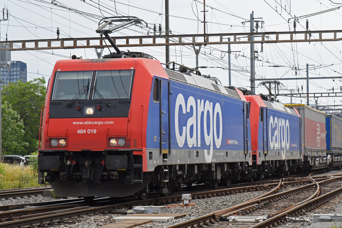 Doppeltraktion, mit den Loks 484 019-5 und 484 003-9 durchfährt den Bahnhof Pratteln. Die Aufnahme stammt vom 26.06.2020.