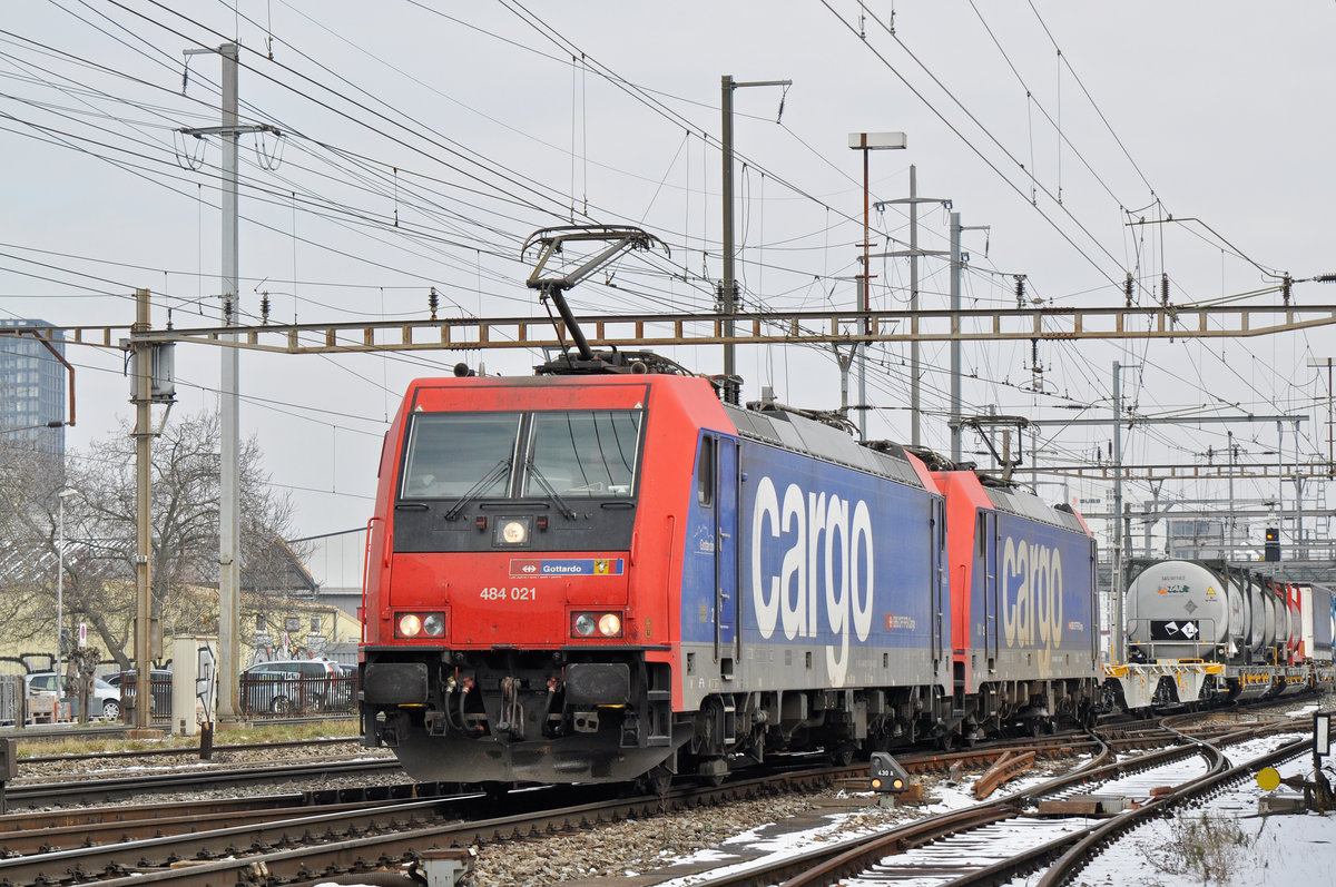 Doppeltraktion, mit den Loks 484 021-1 und 484 018-7 durchfahren den Bahnhof Pratteln. Die Aufnahme stammt vom 28.02.2018.