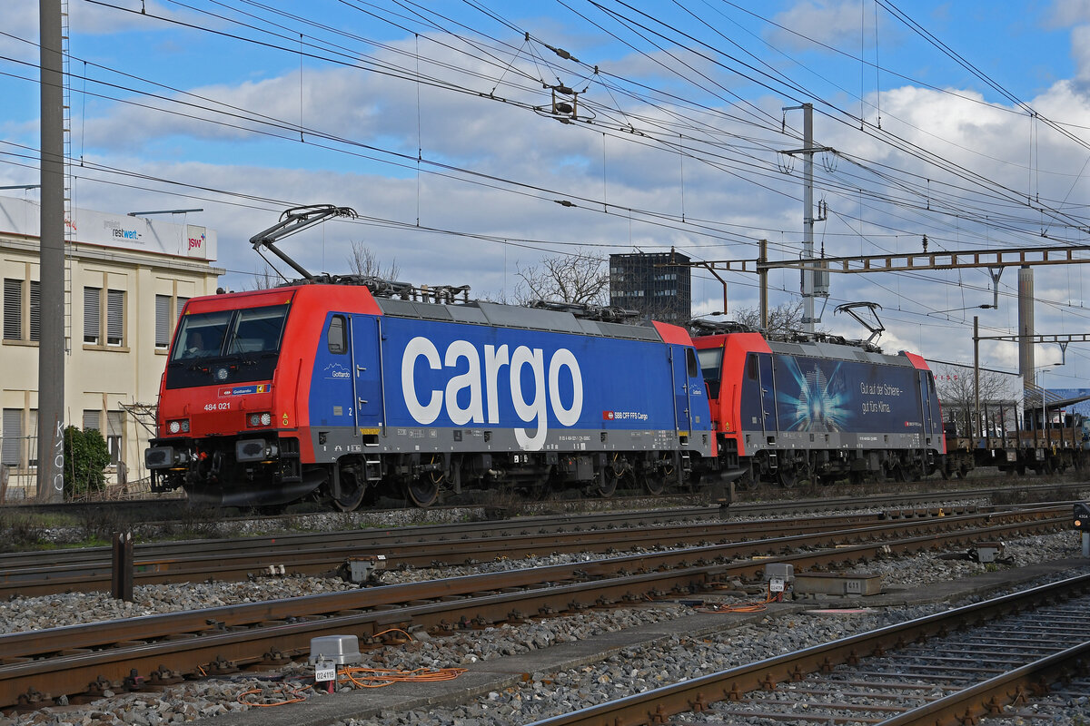 Doppeltraktion, mit den Loks 484 021-1 und 484 020-3 durchfährt am 23.02.2024 den Bahnhof Pratteln.