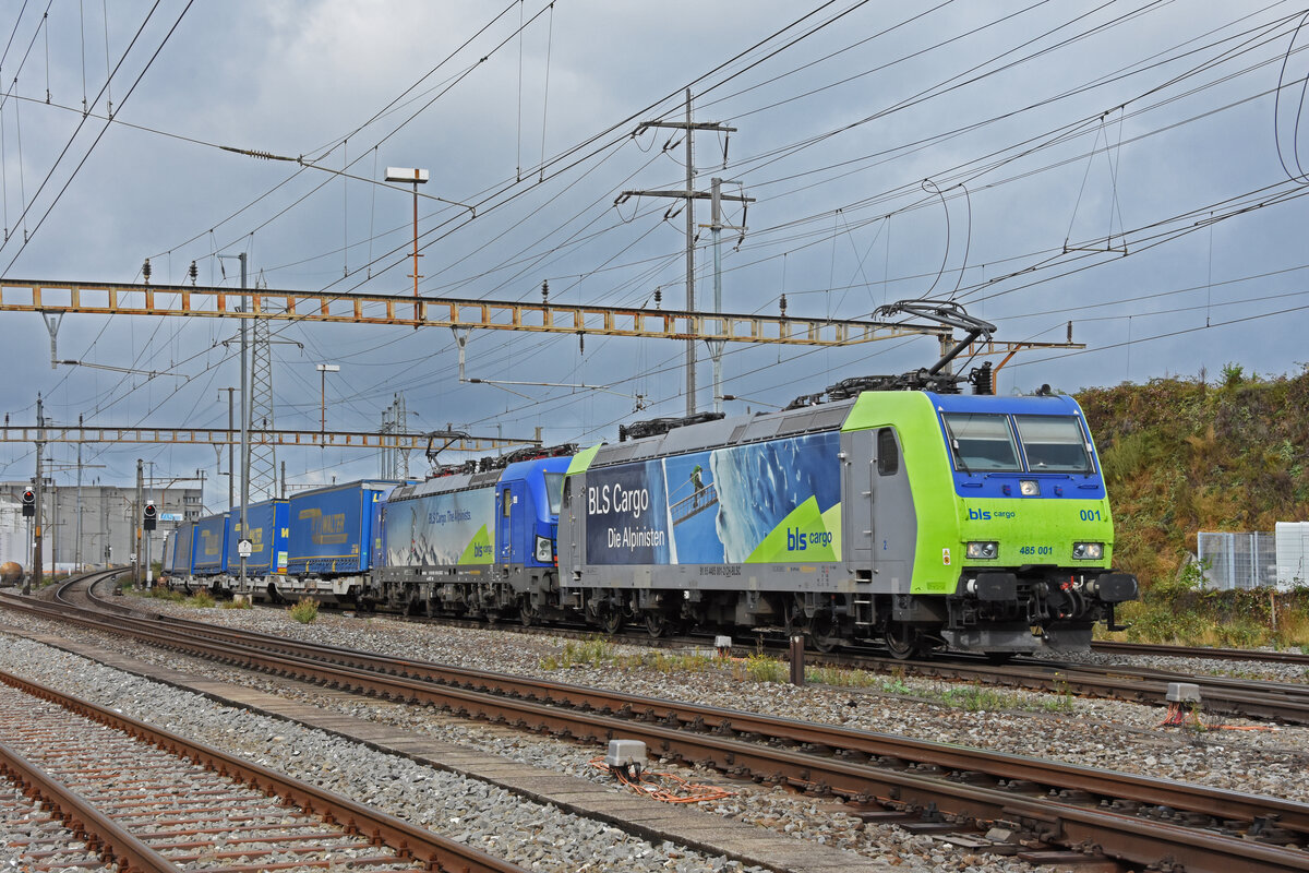 Doppeltraktion, mit den Loks 485 001-2 und 193 495-9 durchfährt den Bahnhof Pratteln. Die Aufnahme stammt vom 16.09.2021.