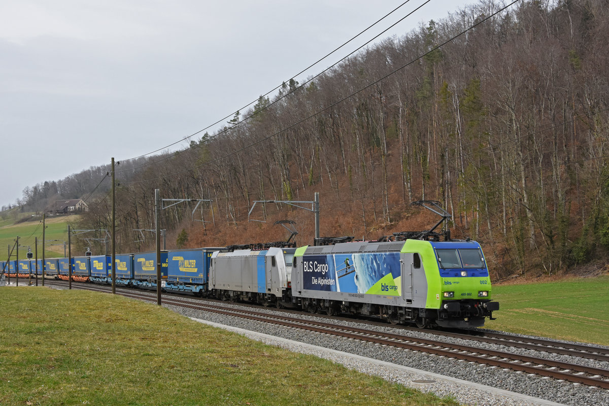 Doppeltraktion, mit den Loks 485 002-0 und 186 498-2 fährt Richtung Bahnhof Tecknau. Die Aufnahme stammt vom 26.02.2021.