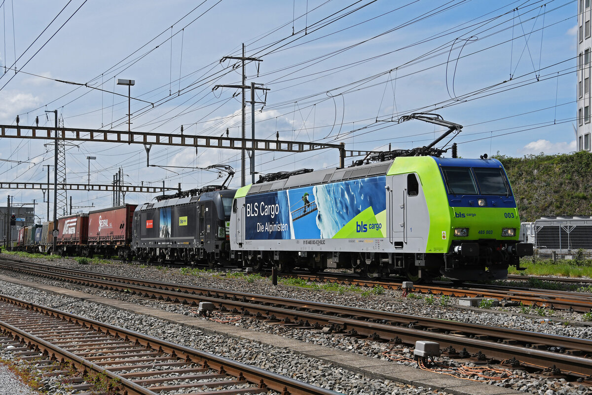 Doppeltraktion, mit den Loks 485 003-8 und 193 713-5 durchfährt am 27.04.2023 den Bahnhof Pratteln.