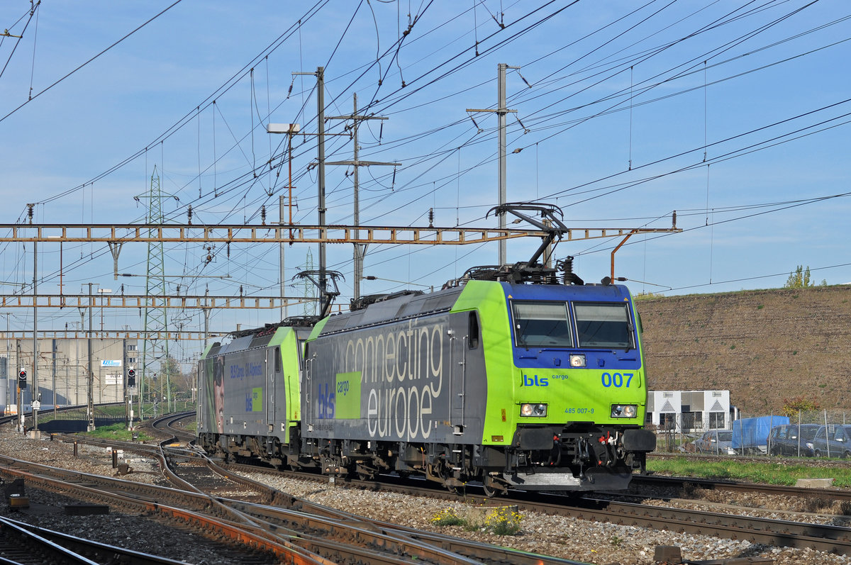 Doppeltraktion, mit den Loks 485 007-9 und 486 504-4 durchfahren den Bahnhof Pratteln. Die Aufnahme stammt vom 17.10.2017.