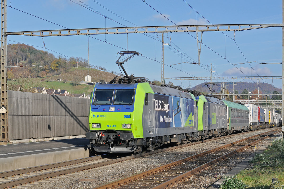 Doppeltraktion, mit den Loks 485 009-5 und 485 013-7, durchfahren den Bahnhof Gelterkinden. Die Aufnahme stammt von 14.11.2017.