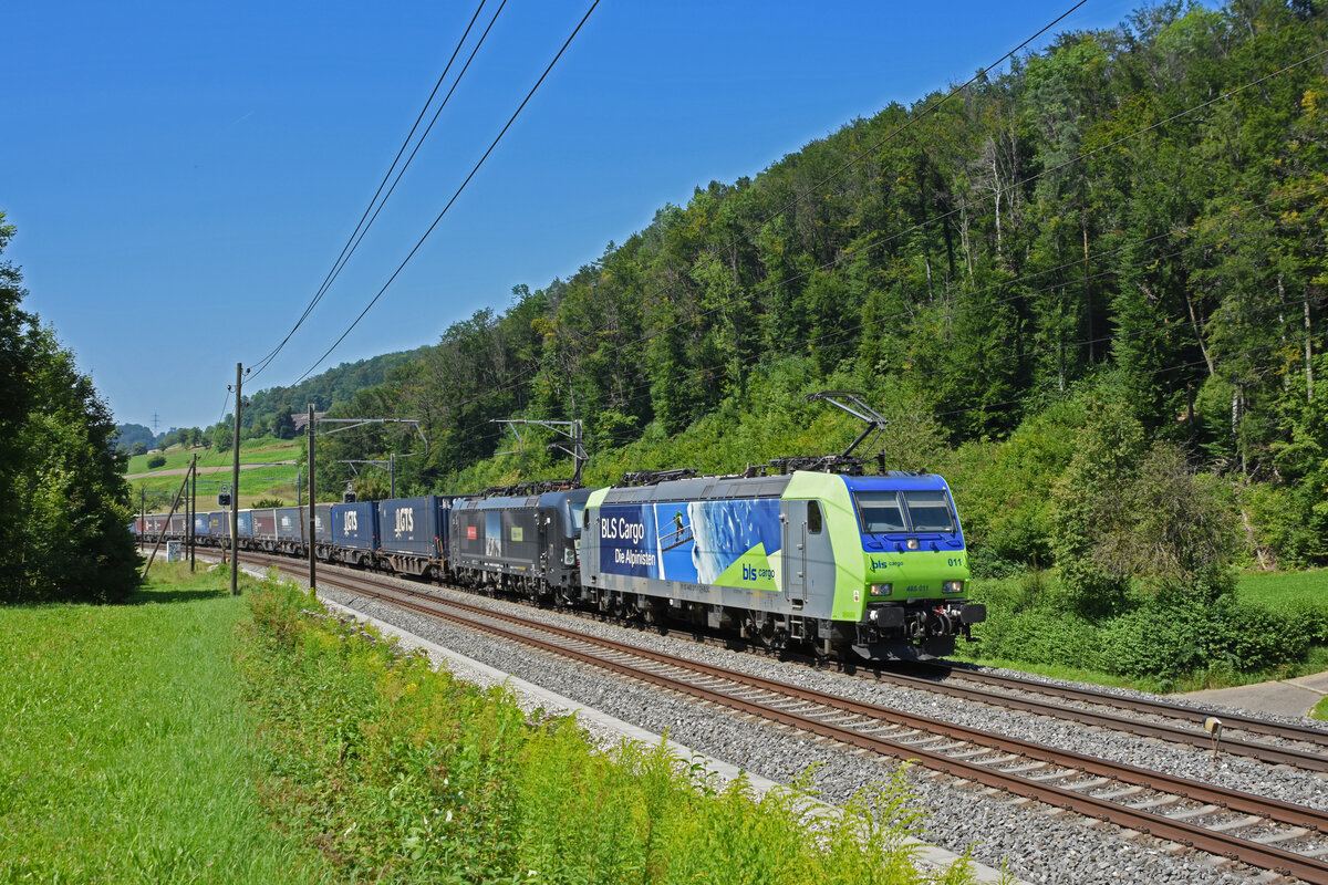 Doppeltraktion, mit den Loks 485 011-1 und 193 714-3 fährt Richtung Bahnhof Tecknau. Die Aufnahme stammt vom 12.08.2021.