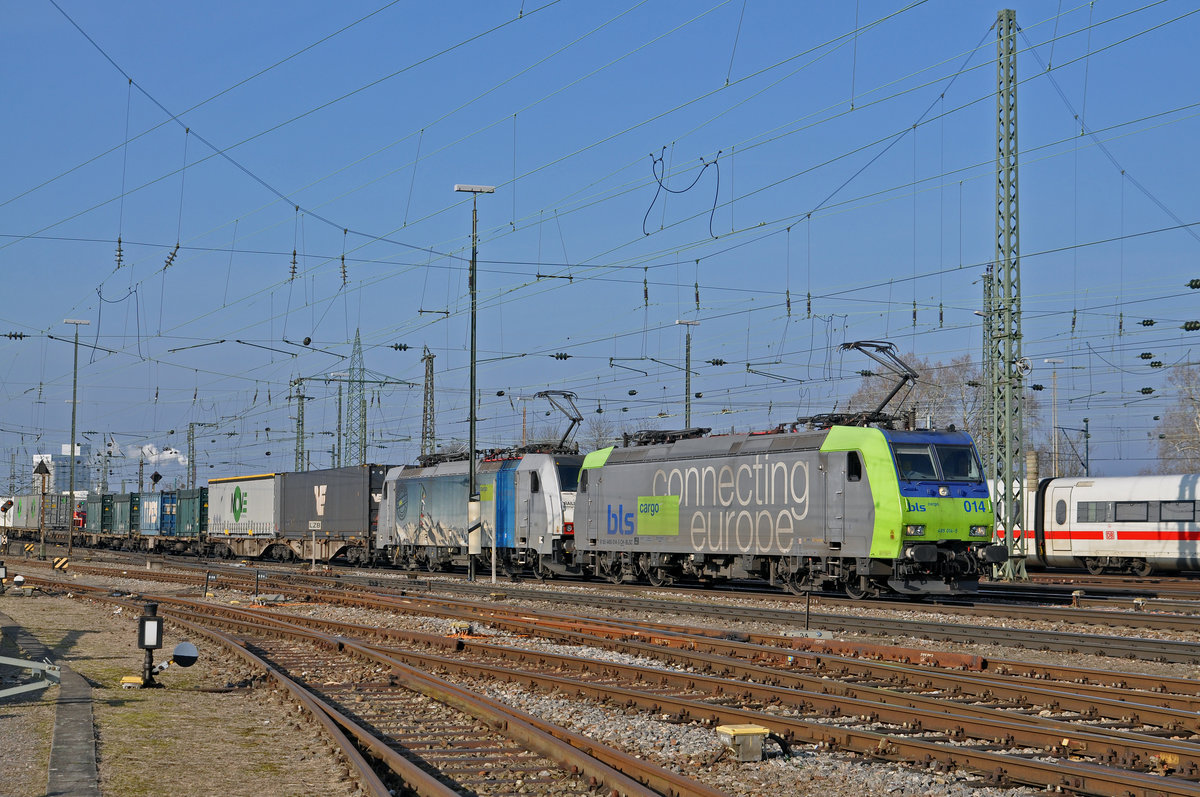 Doppeltraktion, mit den Loks 485 014-5 und 186 104-6 durchfahren den Badischen Bahnhof. Die Aufnahme stammt vom 06.02.2018.