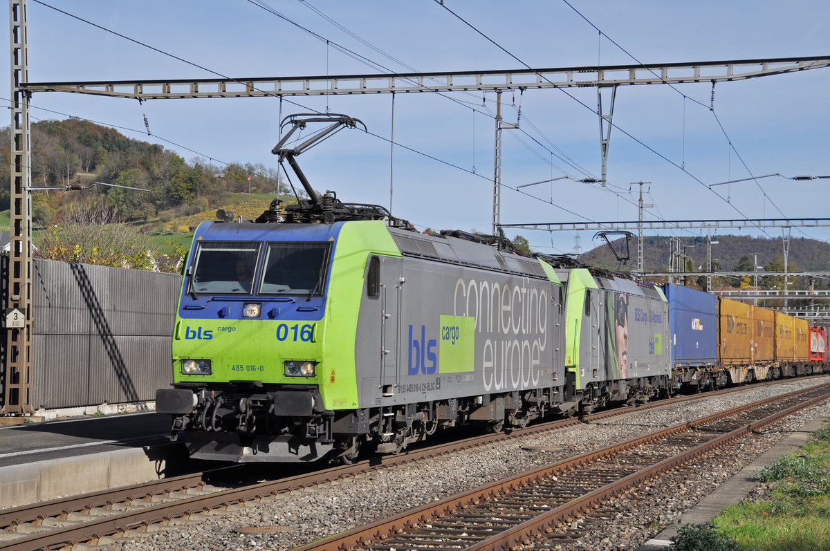 Doppeltraktion, mit den Loks 485 016-0 und 486 504-4 durchfahren den Bahnhof Gelterkinden. Die Aufnahme stammt vom 24.10.2017.