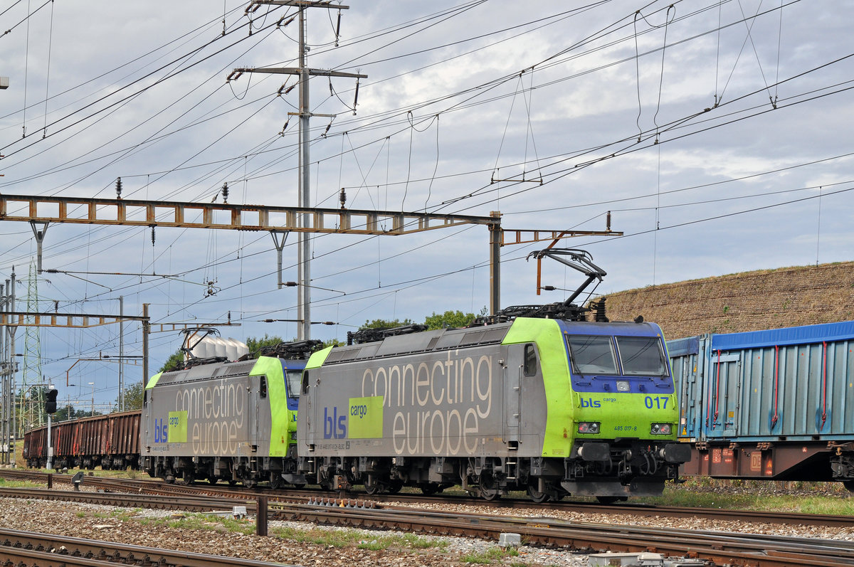 Doppeltraktion, mit den Loks 485 017-8 und 485 002-0, durchfahren den Bahnhof Pratteln. Die Aufnahme stammt vom 16.09.2016.