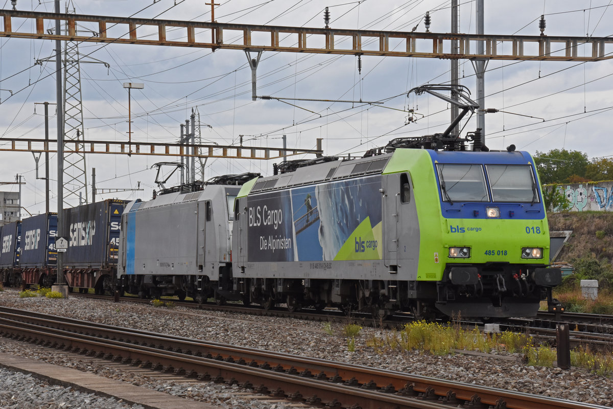 Doppeltraktion, mit den Loks 485 018-6 und 186 101-2, durchfährt den Bahnhof Pratteln. Die Aufnahme stammt vom 24.09.2020.