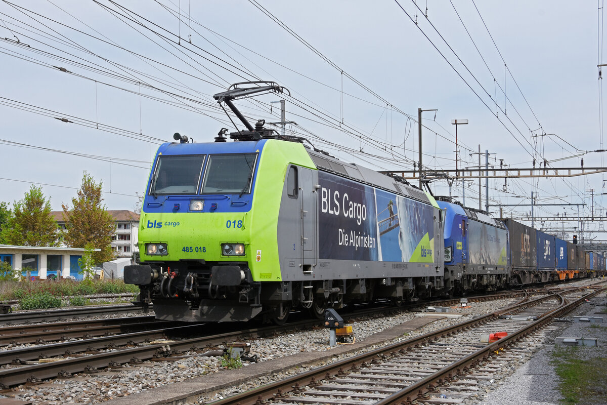 Doppeltraktion, mit den Loks 485 018-6 und 193 495-9 durchfährt den Bahnhof Pratteln. Die Aufnahme stammt vom 29.04.2022.