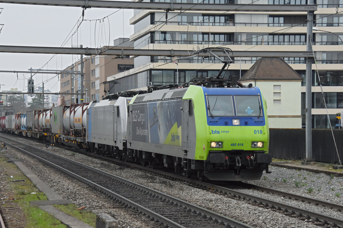 Doppeltraktion, mit den Loks 485 018-6 und 186 499-0 durchfährt am 29.02.2024 den Bahnhof Pratteln.