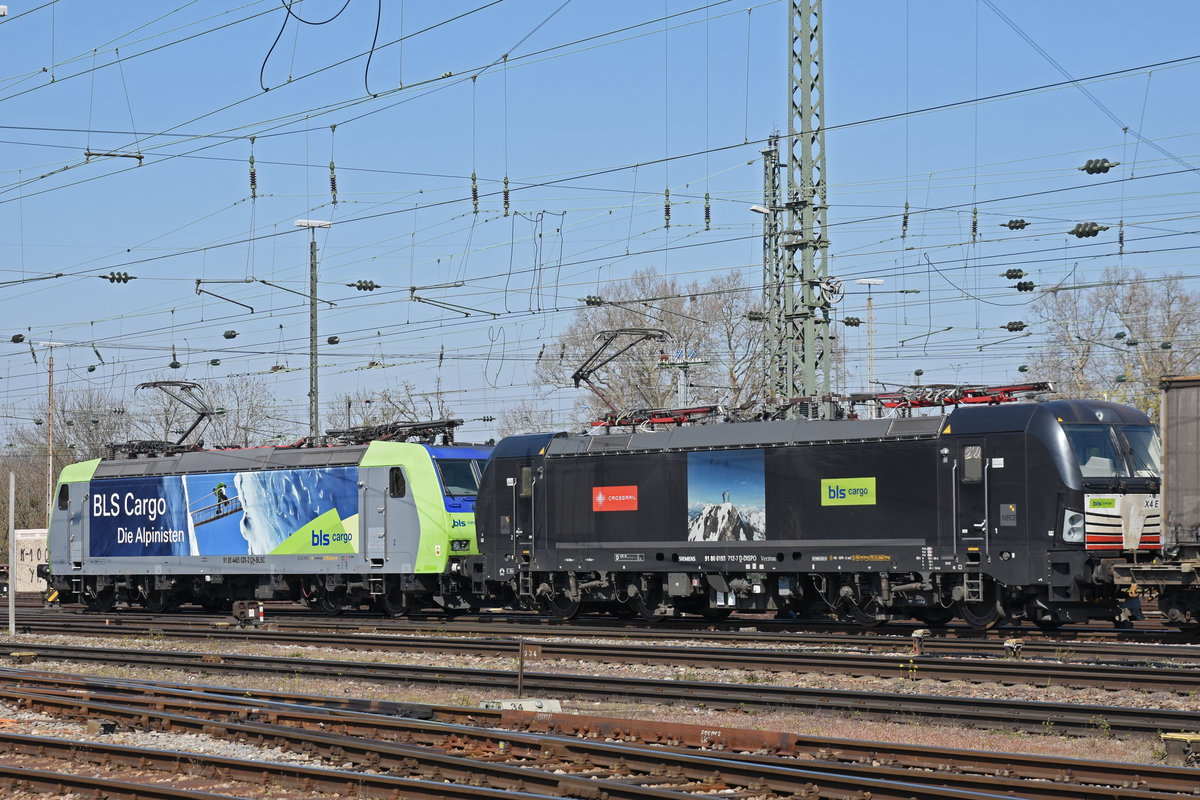Doppeltraktion, mit den Loks 485 020-2 und 193 712-7 durchfährt den badischen Bahnhof. Die Aufnahme stammt vom 02.04.2020.